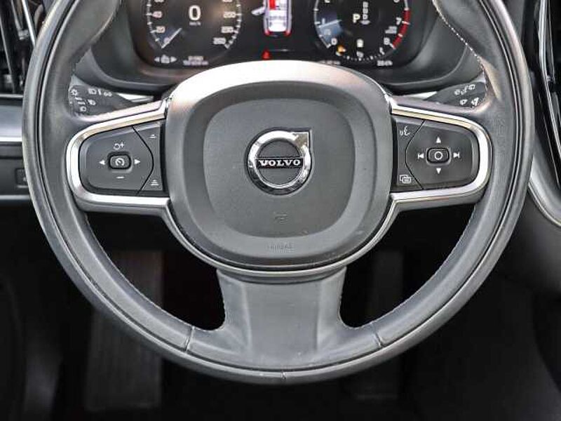 Volvo XC60 B4 Benziner Geartronic Momentum Pro Navi digitales Cockpit LED ACC El. Heckklapp