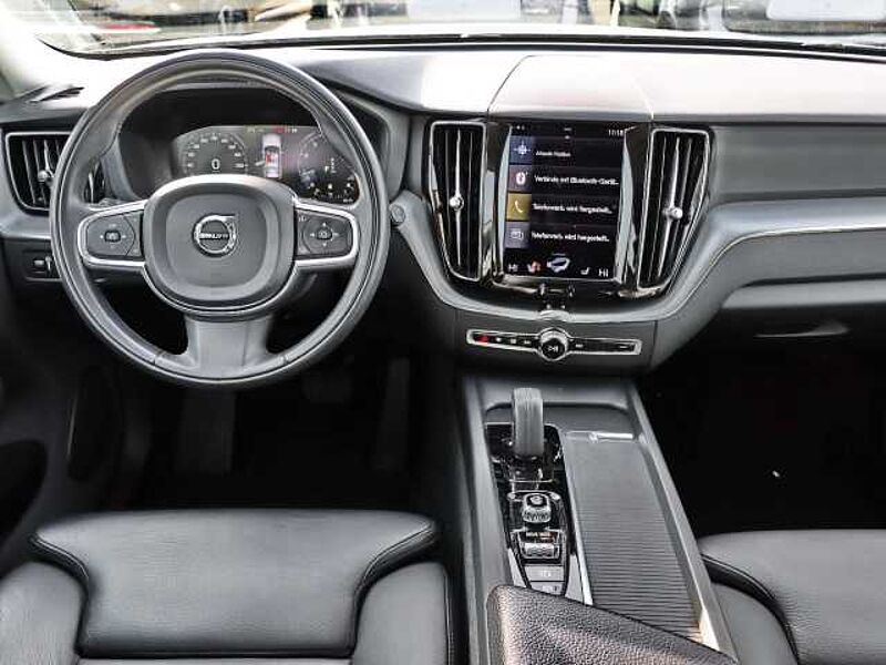 Volvo XC60 B4 Benziner Geartronic Momentum Pro Navi digitales Cockpit LED ACC El. Heckklapp