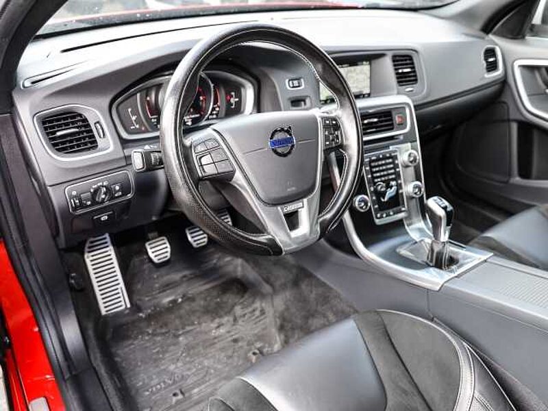 Volvo V60 Kombi Momentum D3 Navi Leder digitales Cockpit Sperrdiff. Klimaautom Musikstream