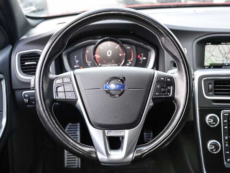 Volvo V60 Kombi Momentum D3 Navi Leder digitales Cockpit Sperrdiff. Klimaautom Musikstream