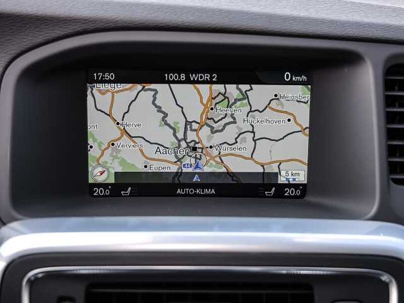 Volvo V60 Kombi Momentum D3 Navi Leder digitales Cockpit Sperrdiff. Klimaautom Musikstream