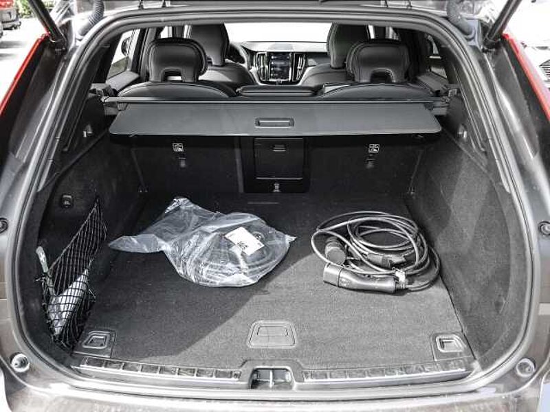 Volvo XC60 Plus Dark Recharge Plug-In Hybrid AWD T8 Twin Engine EU6e Allrad StandHZG digita