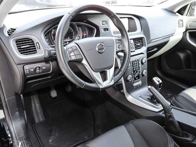 Volvo V40 Momentum T2 2.0 EU6d-T Navi digitales Cockpit Soundsystem LED Sperrdiff. Klimaau