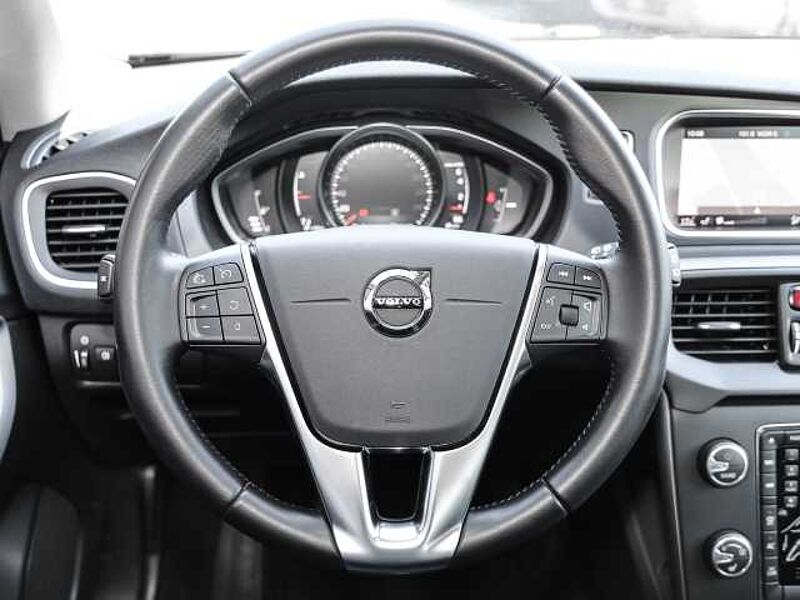 Volvo V40 Momentum T2 2.0 EU6d-T Navi digitales Cockpit Soundsystem LED Sperrdiff. Klimaau