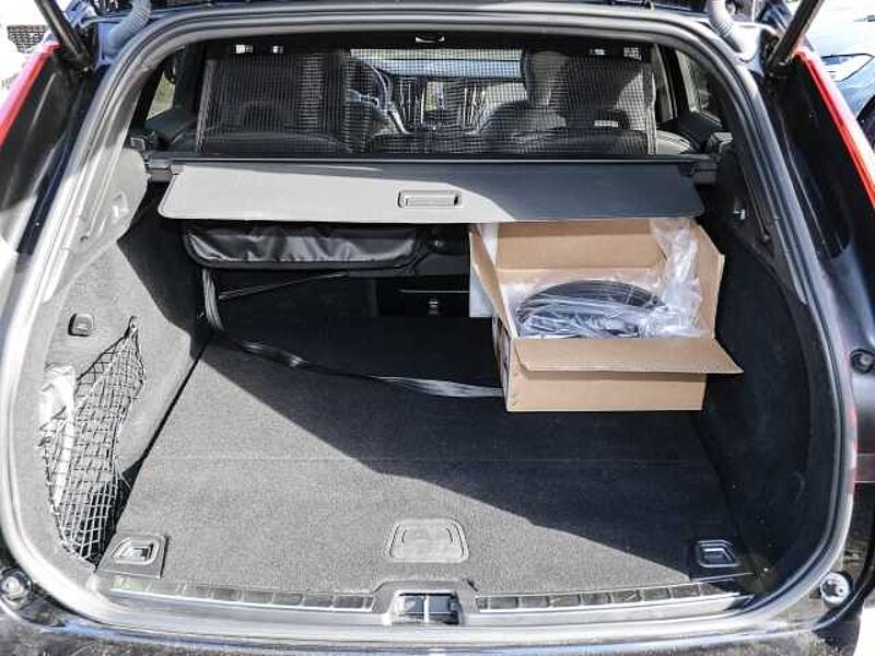 Volvo XC60 Plus Dark Recharge Plug-In Hybrid AWD T8 Twin Engine EU6d Allrad StandHZG digita