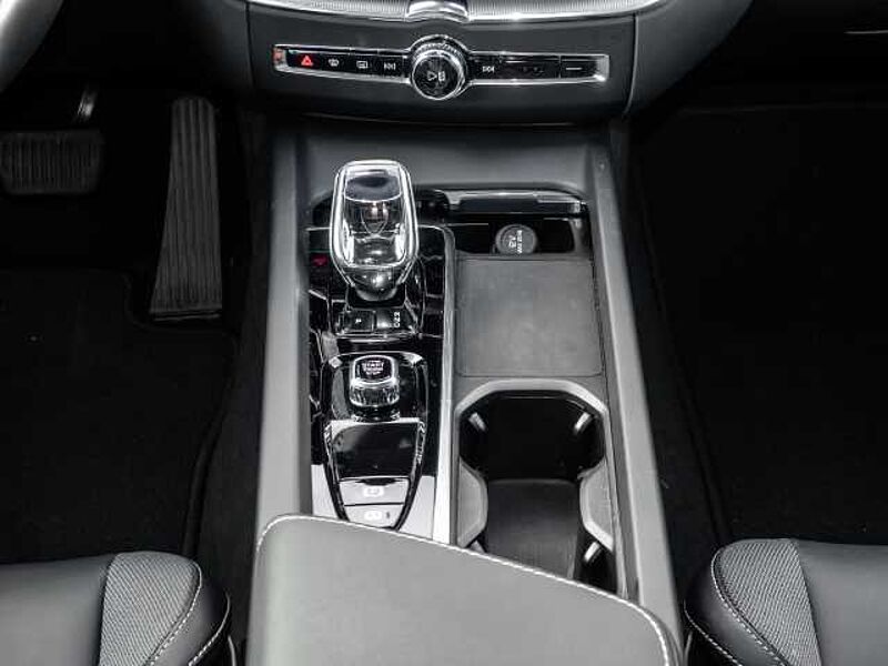 Volvo XC60 Plus Dark 2WD B4 Benzin EU6d StandHZG Leder digitales Cockpit Memory Sitze Sound