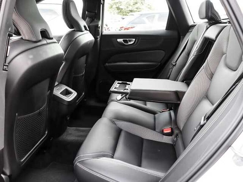 Volvo XC60 Plus Dark 2WD B4 Benzin EU6d StandHZG Leder digitales Cockpit Memory Sitze Sound