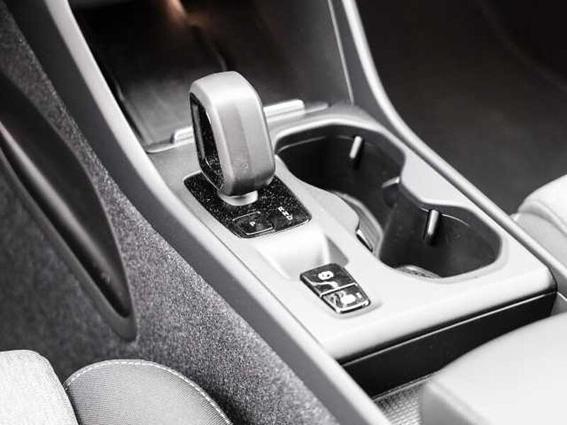 Volvo XC40 Core Recharge Plug-In Hybrid 2WD T5 Twin Engine EU6d StandHZG digitales Cockpit