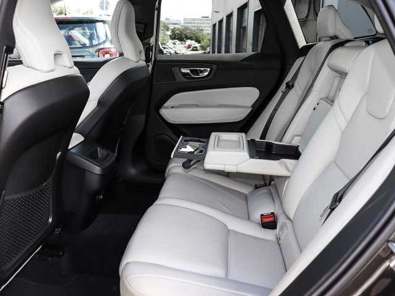 Volvo XC60 Momentum 2WD T5 EU6d-T StandHZG Panorama Navi Leder digitales Cockpit Soundsyste