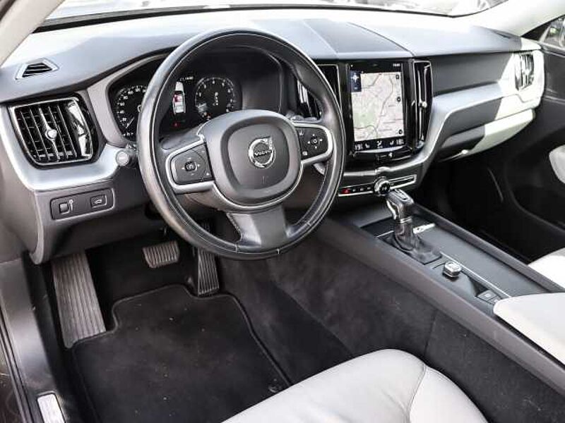 Volvo XC60 Momentum 2WD T5 EU6d-T StandHZG Panorama Navi Leder digitales Cockpit Soundsyste