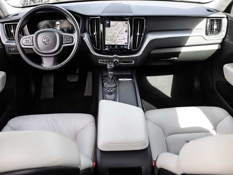 Volvo XC60 Momentum 2WD T5 EU6d-T StandHZG Panorama Navi Leder digitales Cockpit Soundsyste