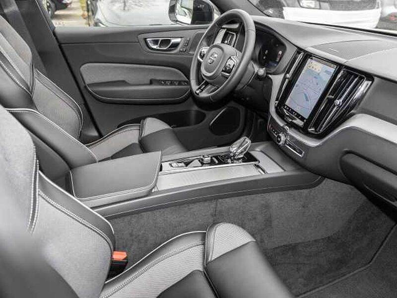 Volvo XC60 Plus Dark 2WD B4 Benzin EU6d StandHZG Leder digitales Cockpit Memory Sitze Sound