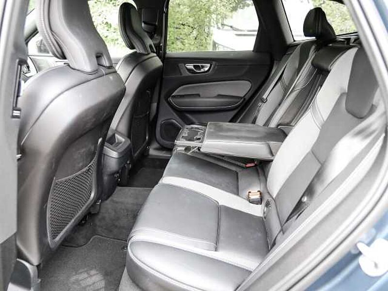 Volvo XC60 Plus Dark 2WD B4 Benzin EU6d StandHZG Leder digitales Cockpit Memory Sitze Sound