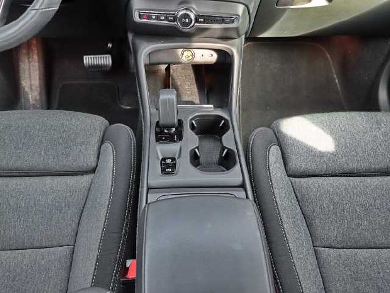 Volvo XC40 Core 2WD B3 EU6d Navi digitales Cockpit Soundsystem LED Scheinwerferreg. El. Hec